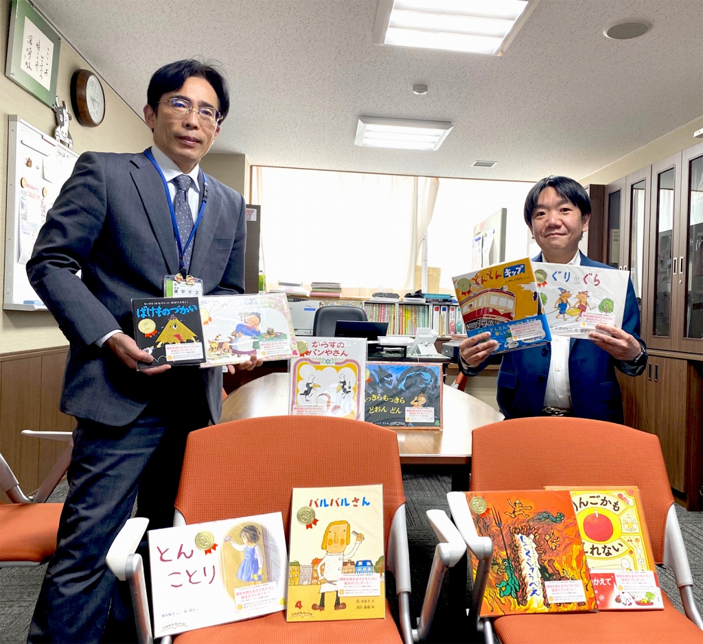 岡山市立鹿田小学校へ絵本を寄贈